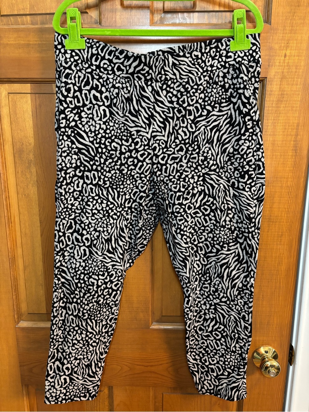 Torrid size 2 EUC Crop pocket leggings in black/ tan animal abstract